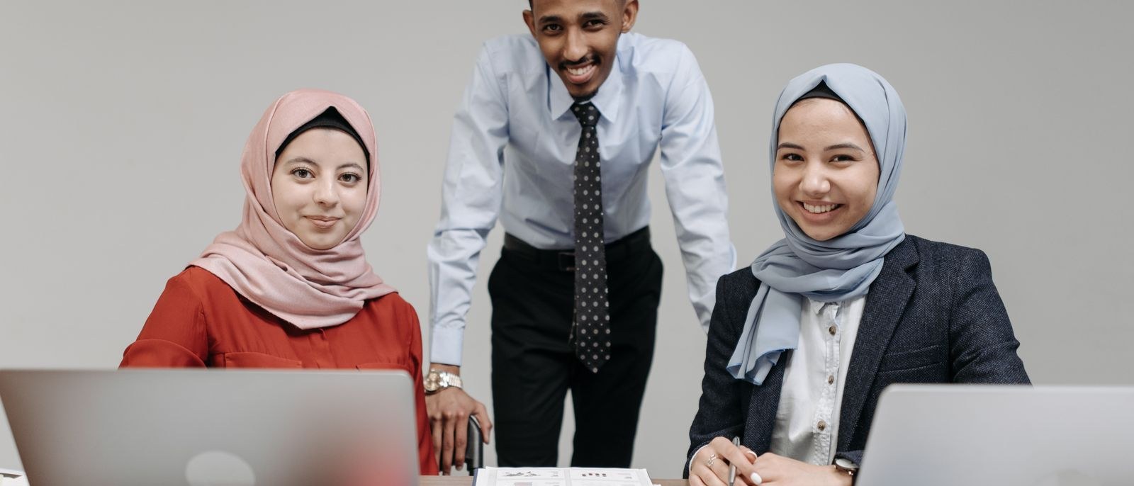 مهندسون وحلفاء للأطباء ومشغّلون.