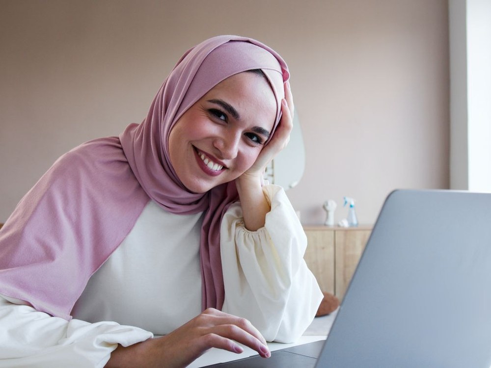 العمل على حاسوب محمول — تعريف نشاط تجاري بـ Calaix AI
