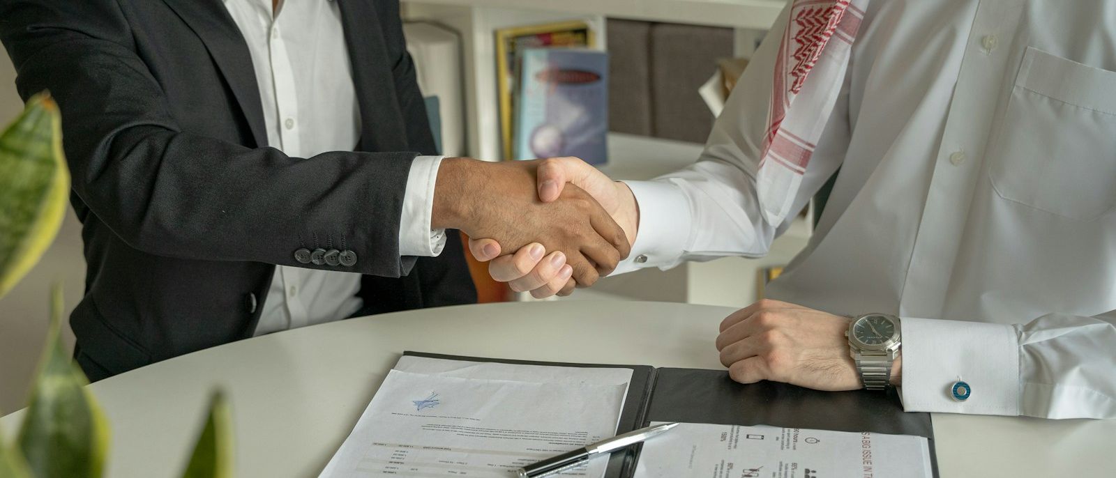 صاحب نشاط يراجع عرضًا